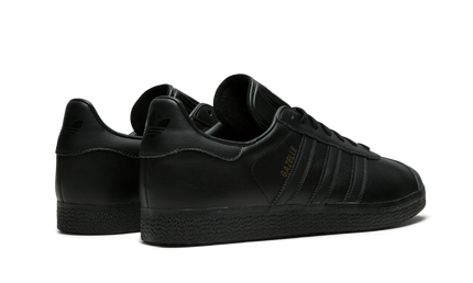 Bruine leren Adidas Gazelle schoenen voor dames, close-up van de stijlvolle sportieve schoenen.