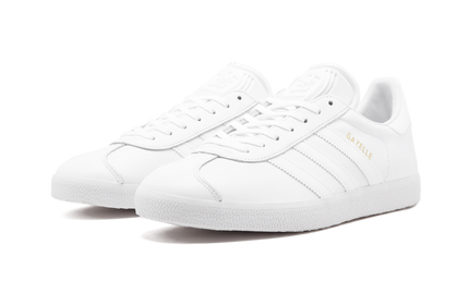 Witte Adidas Gazelle schoenen met witte leren uitstraling en witte zool, casual schoenen voor heren en dames.