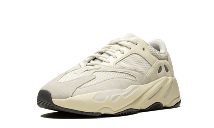 Zwarte en grijze Yeezy Boost 700 "Analog" sneakers van mijn winkel, met dikke zool en sportieve details.