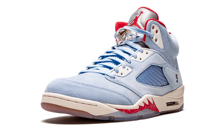 Lucht Jordan 5 Retro "Trophy Room" schoenen in zwart en wit met oranje details, zichtbaar op een witte achtergrond.