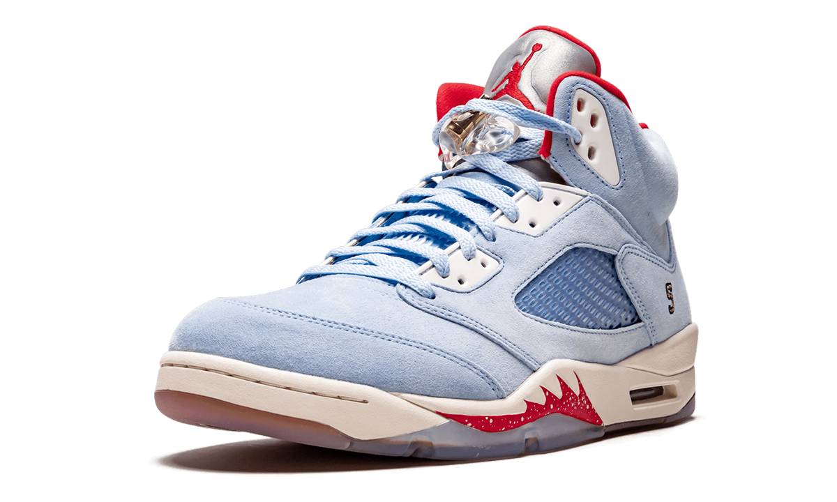 Lucht Jordan 5 Retro "Trophy Room" schoenen in zwart en wit met oranje details, zichtbaar op een witte achtergrond.