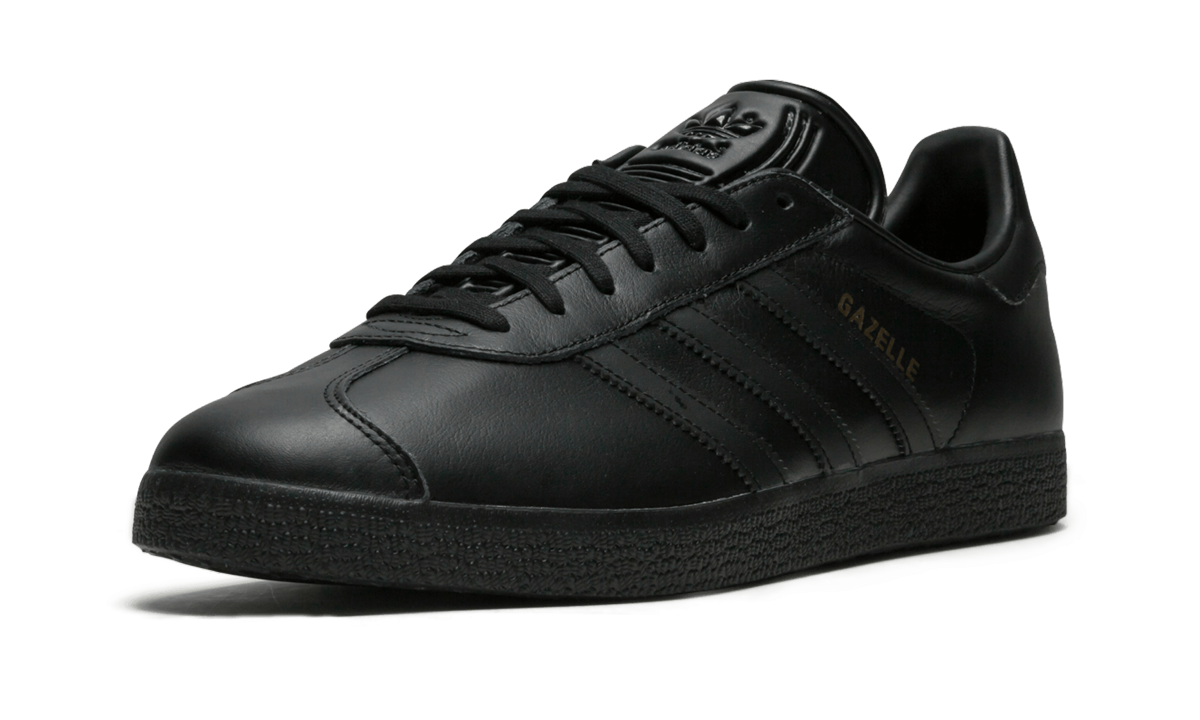 Bruine leren Adidas Gazelle schoenen met witte zool, zichtbaar op de afbeelding.
