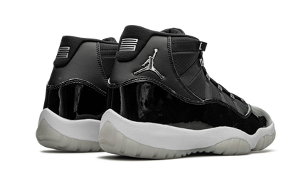 Witte en zilveren Air Jordan 11 Retro schoenen met jubileumdetails en glanzende afwerking, iconisch ontwerp voor sneakerliefhebbers