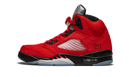 Lichte Air Jordan 5 Retro "Raging Bull 2021" sneakers met rood en zwart ontwerp op een witte achtergrond