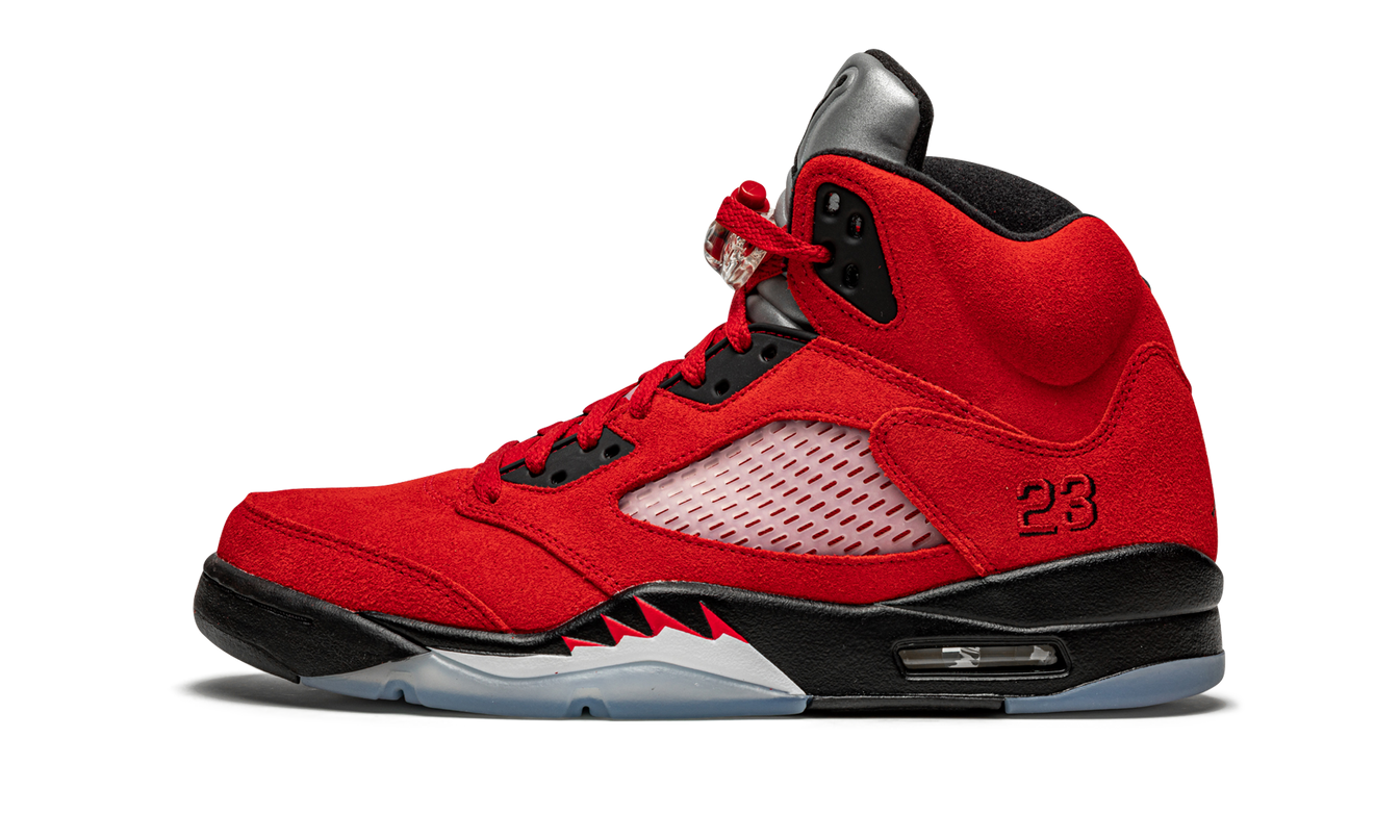 Lichte Air Jordan 5 Retro "Raging Bull 2021" sneakers met rood en zwart ontwerp op een witte achtergrond