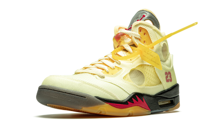 Witte Air Jordan 5 Retro SP schoenen met Off-White details en Sail kleur, zichtbaar in close-up afbeelding.