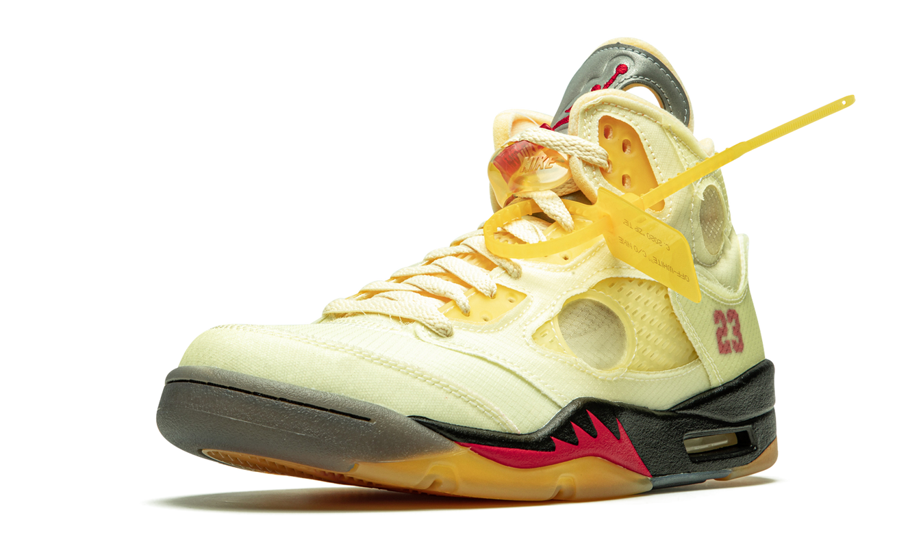 Witte Air Jordan 5 Retro SP schoenen met Off-White details en Sail kleur, zichtbaar in close-up afbeelding.