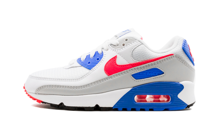 Lichte Nike Air Max 90 damesschoenen in hot coral met witte details en zwarte zool, zichtbaar vanaf de zijkant.