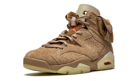 Nike Air Jordan 6 Retro schoenen in British Khaki met Travis Scott branding en unieke details, zichtbaar in de afbeelding.