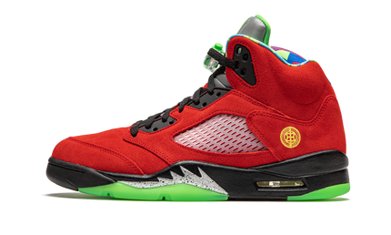 Sportieve Air Jordan 5 Retro "What The" schoenen in verschillende kleuren en details, met leren en suède materialen.