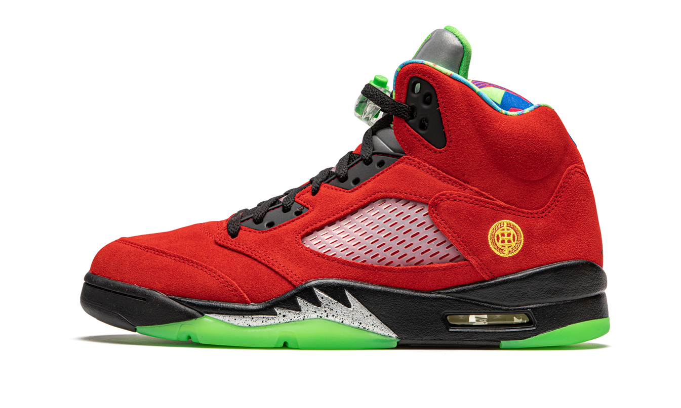Sportieve Air Jordan 5 Retro "What The" schoenen in verschillende kleuren en details, met leren en suède materialen.