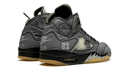 Zwarte Air Jordan 5 Retro SP Off-White sneakers met iconisch design en details, zichtbaar op de afbeelding.