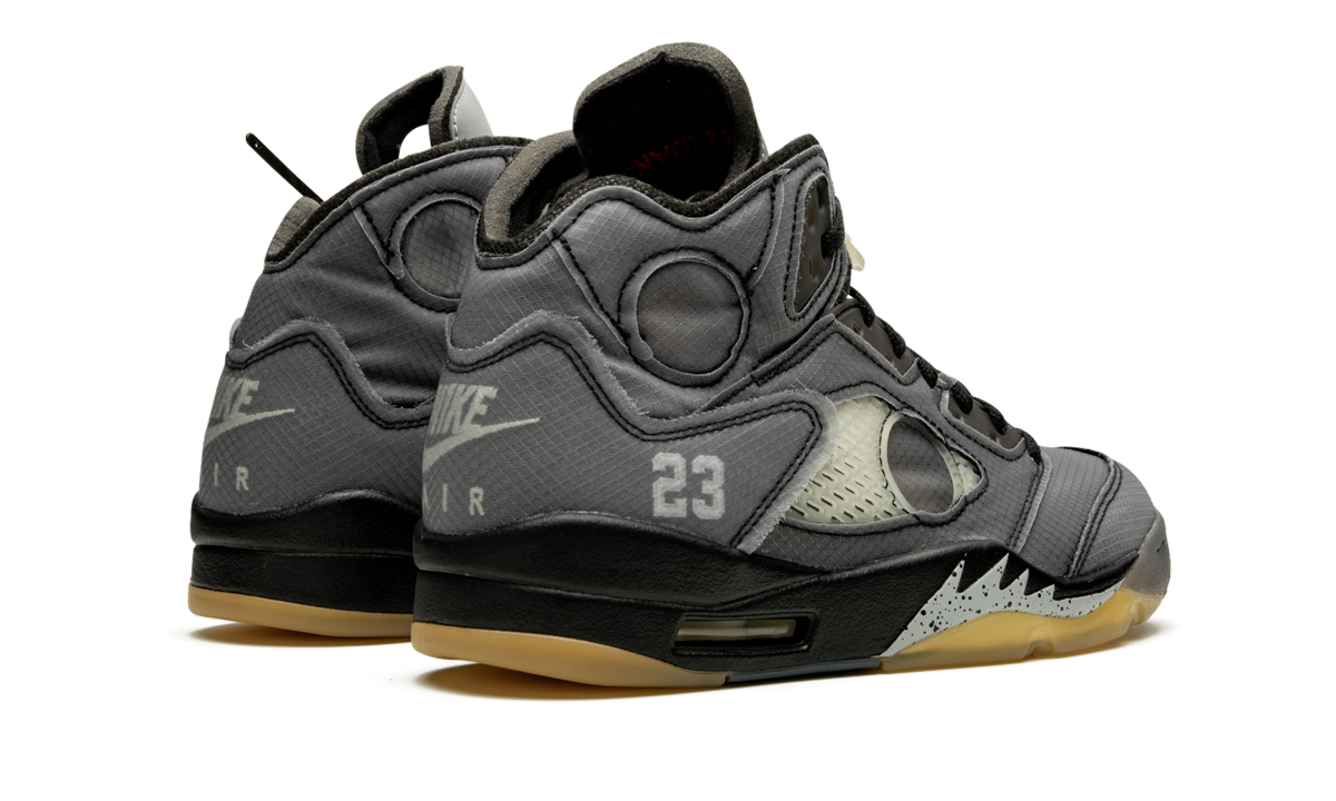 Zwarte Air Jordan 5 Retro SP Off-White sneakers met iconisch design en details, zichtbaar op de afbeelding.