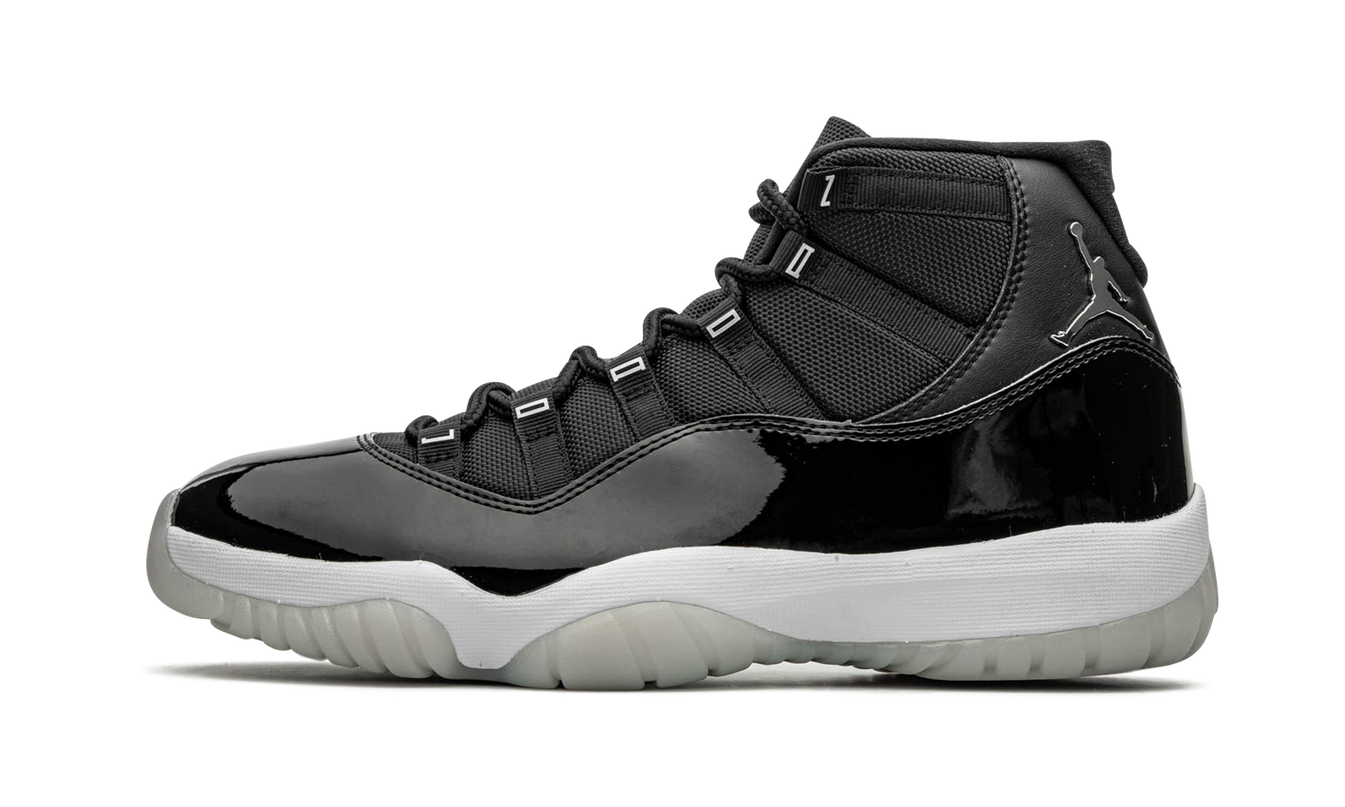 Zwarte en zilveren Air Jordan 11 Retro schoenen voor de 25e verjaardag, met glanzend bovenwerk en witte zool, in detail zichtbaar