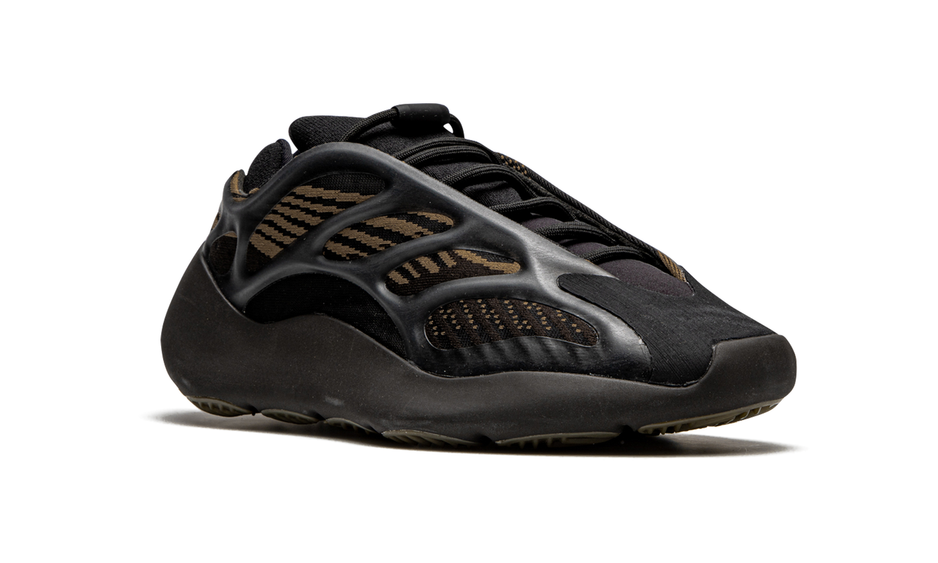 Zee Yeezy 700 V3 "Clay Brown" schoenen met bruin en beige kleurontwerp en sportieve stijl, zichtbaar in de afbeelding.