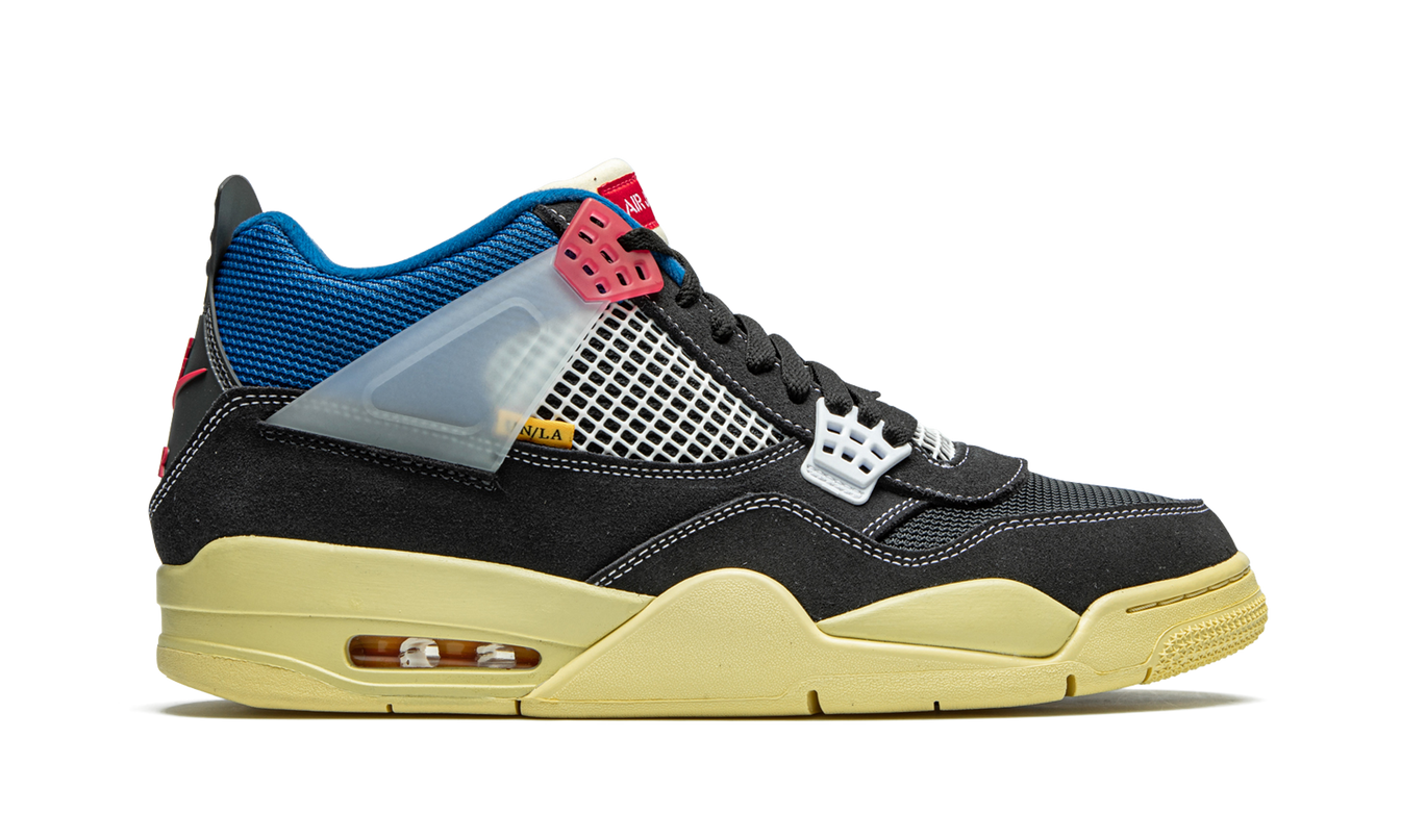 Zwarte Air Jordan 4 Retro SP "Union - Off Noir" sneakers met grijze en zwarte details, getoond op een witte achtergrond.