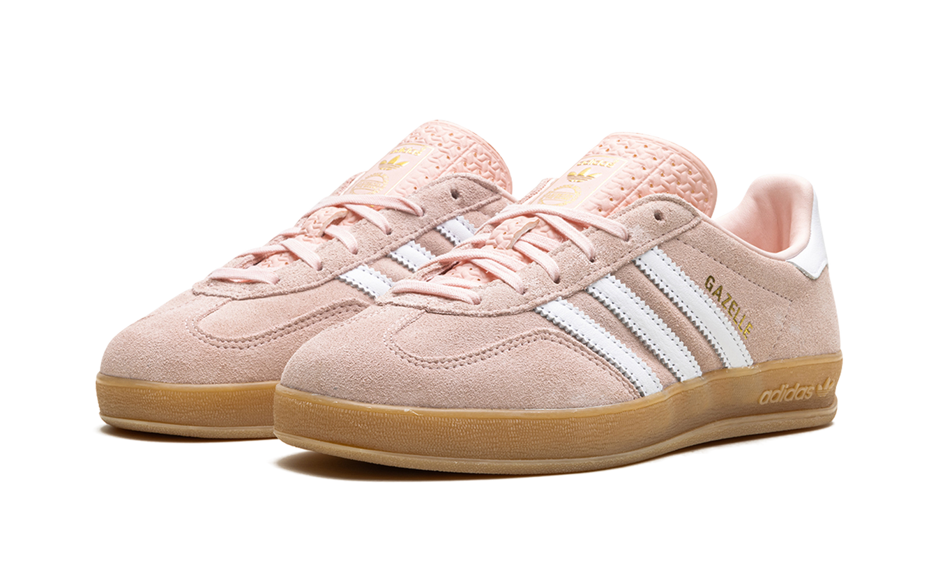 Dames Adidas Gazelle Indoor schoenen in zandroze kleur, zachte textuur en sportieve stijl, geschikt voor binnenactiviteiten.