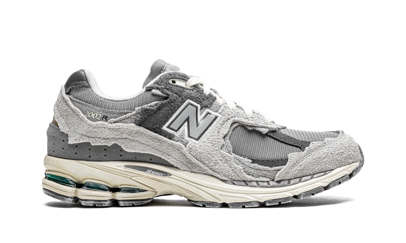 Grijze New Balance 2002R sneakers uit de Protection Pack, detail van de sportieve schoenen met witte en grijze tinten