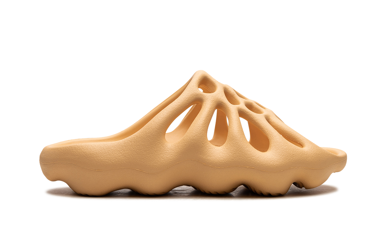 Witte Yeezy 450 slides van Mijn winkel, lichte schoen met minimalistisch design en zachte zool, voor comfortabel dragen.