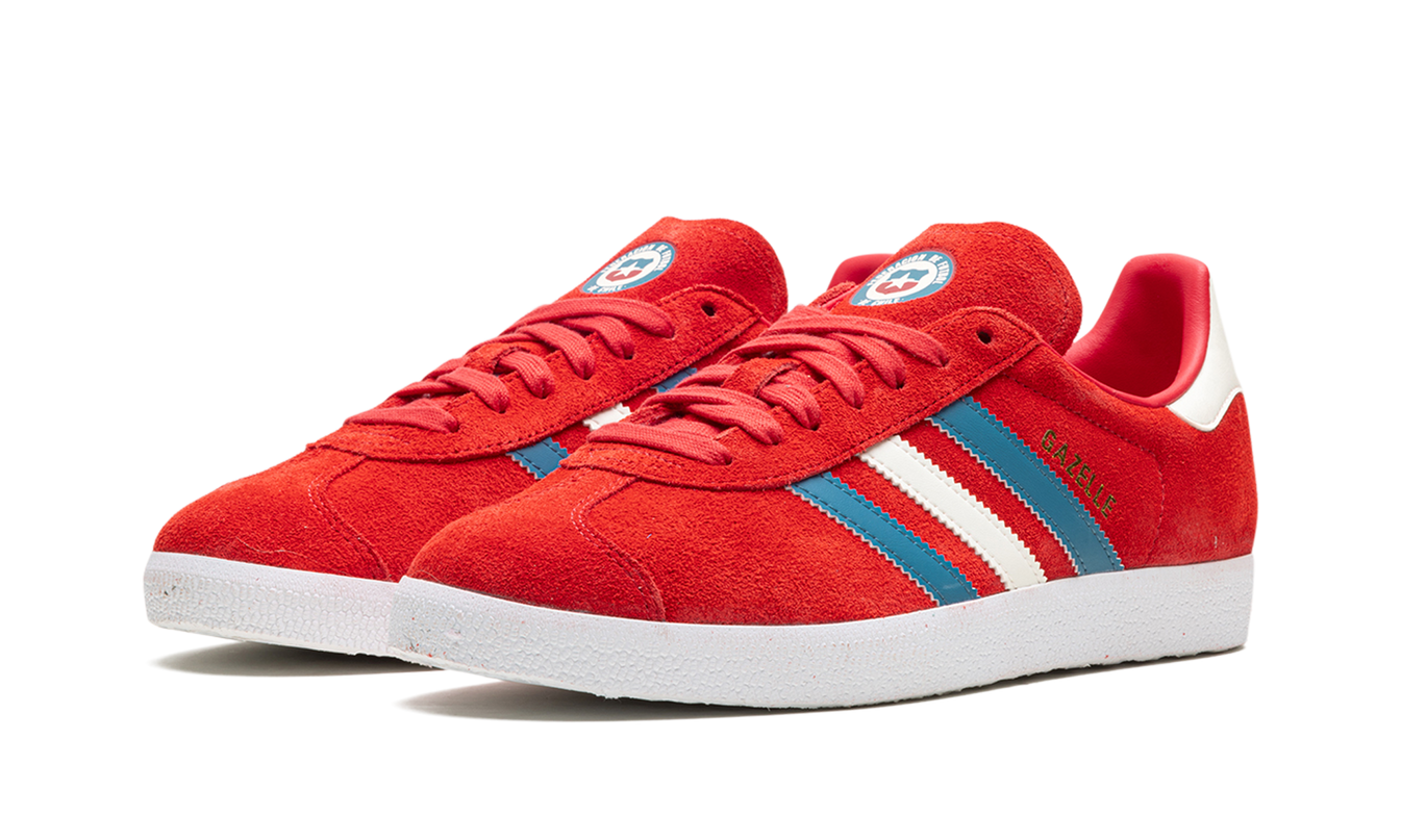 Adidas Gazelle schoenen "Chile" in rood en wit, van leer met witte zool en merklogo op de zijkant, voor dames en heren.