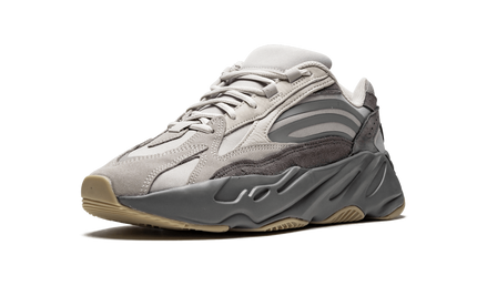 Witte en grijze Yeezy Boost 700 V2 "Tephra" sneakers van Mijn winkel, close-up van de schoen met details en materialen