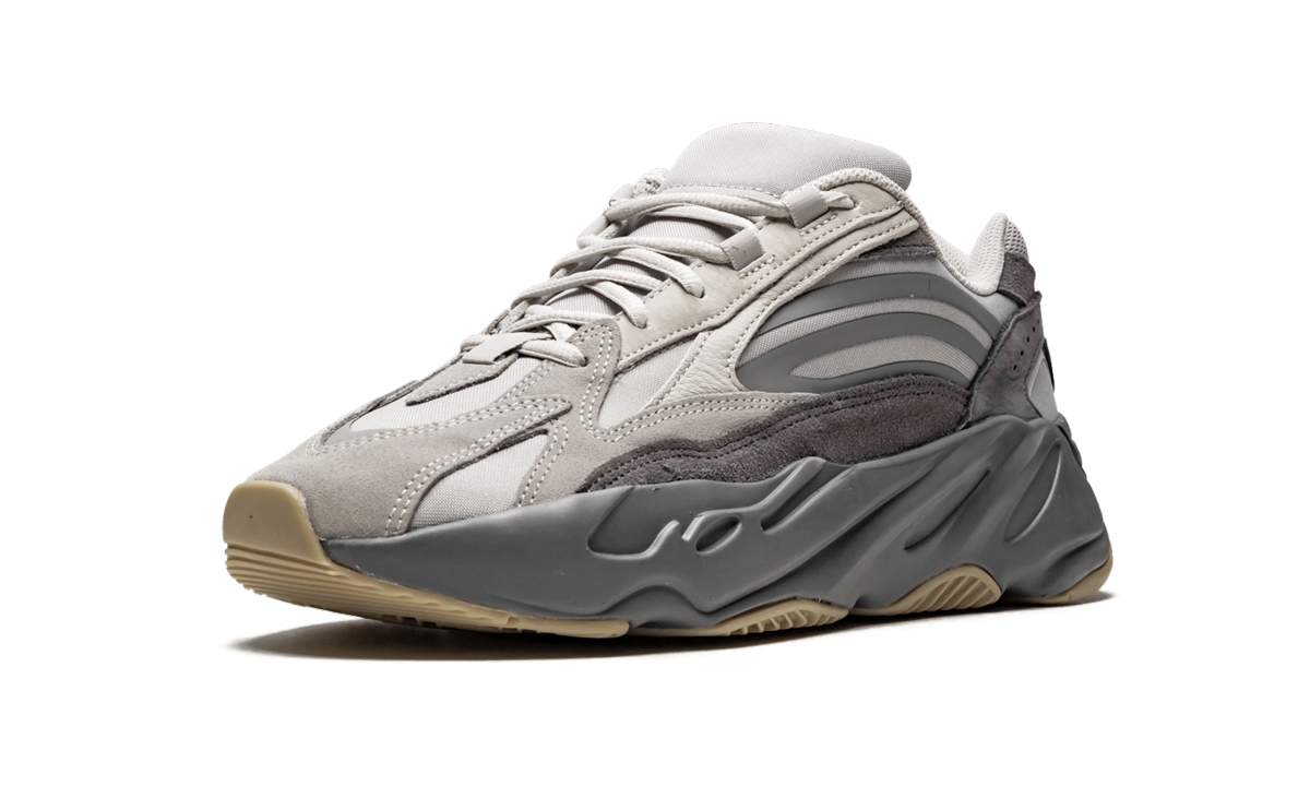Witte en grijze Yeezy Boost 700 V2 "Tephra" sneakers van Mijn winkel, close-up van de schoen met details en materialen