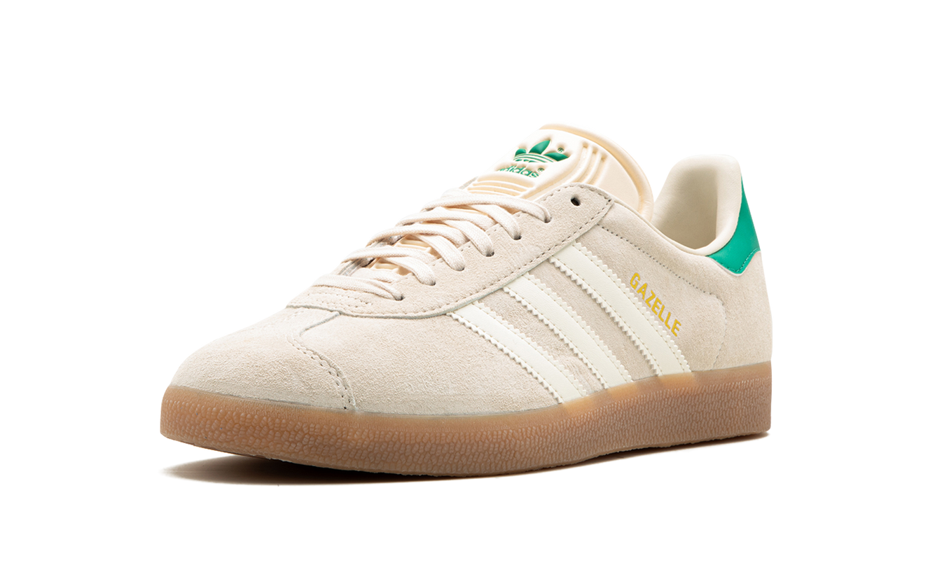 Dames sneakers Adidas Gazelle WMNS Wonder White met groene details, gelegen op een lichte achtergrond.