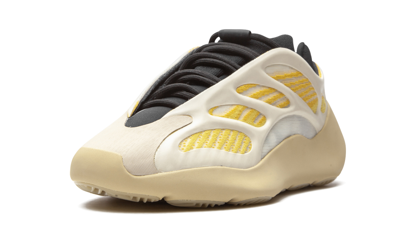 Schoenen Yeezy 700 V3 "Safflower" in oranje en grijze kleuren, zichtbaar op een witte achtergrond.
