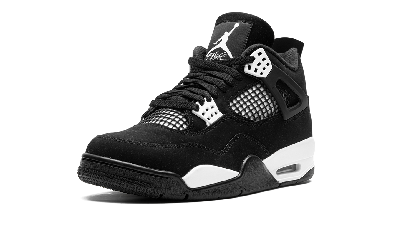 Witte Air Jordan 4 schoenen met gele accenten en zwart detail, gemaakt door Mijn winkel, zichtbaar van de zijkant.