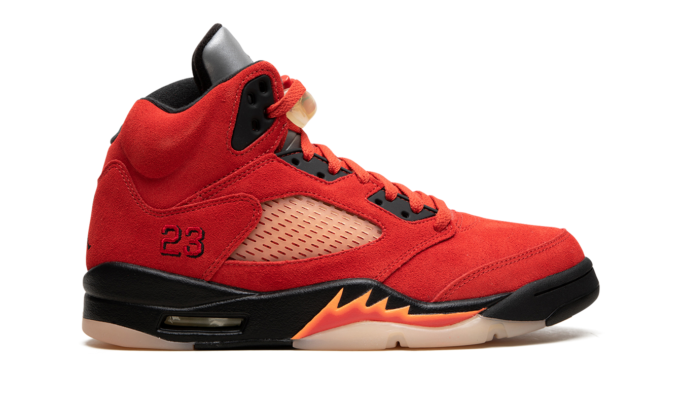 Witte en rode Air Jordan 5 WMNS schoenen van Mijn winkel, close-up van de stijlvolle sportschoenen voor dames