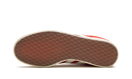Adidas Gazelle "Glory Red" schoenen in rood en wit, zichtbaar van de zijkant met leren bovenwerk en witte zool.