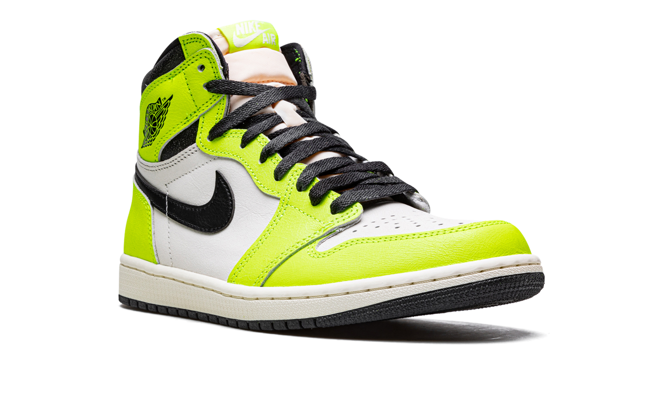 Air Jordan 1 High OG "Visionaire" schoenen met zwart-witte leren details en iconisch design, gedragen door een model.