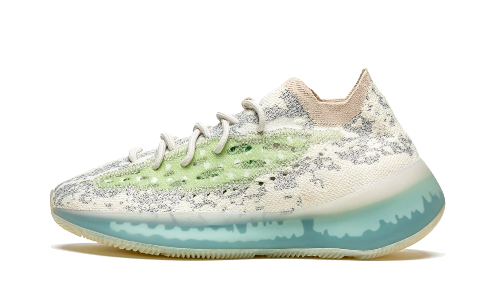 Reflecterende Adidas Yeezy Boost 380 Alien Blue sneakers met blauwe tint en stijlvolle uitstraling, zichtbaar in de afbeelding.
