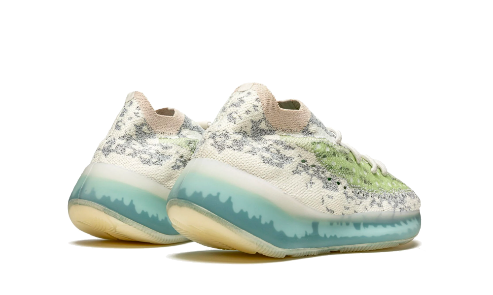 Reflecterende Adidas Yeezy Boost 380 Alien Blue sneakers met blauwe tint en unieke details op wit achtergrond