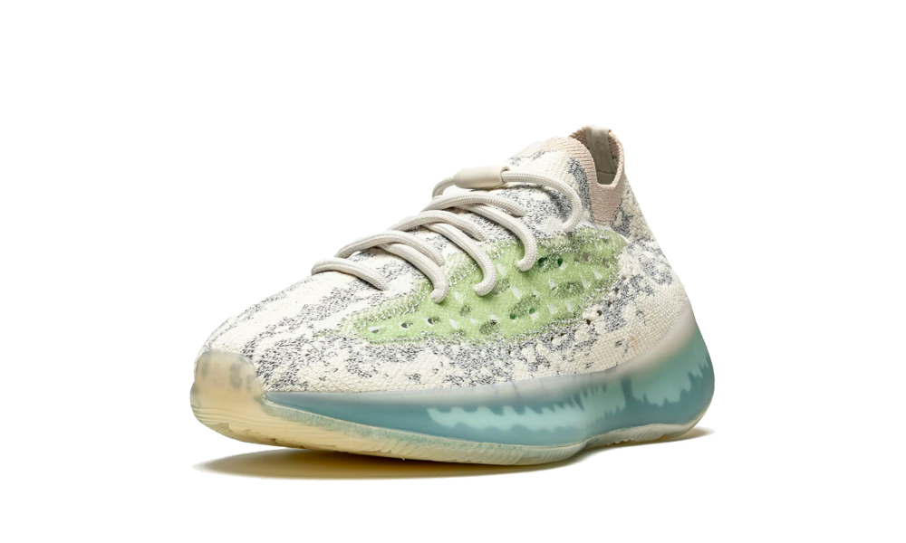 Reflecterende Adidas Yeezy Boost 380 Alien Blue sneakers met blauw en groene tinten, zichtbare details en comfortabele pasvorm.