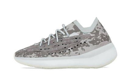 Adidas Yeezy Boost 380 Pyrite sneakers met grijze en beige tinten en een modern design, zichtbaar van de zijkant.