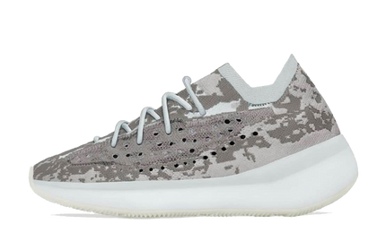 Adidas Yeezy Boost 380 Pyrite sneakers met grijze en beige tinten en een modern design, zichtbaar van de zijkant.