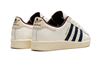 Witte Crocs schoenen van het Superstar-model met Wales Bonner-details, ontworpen door Mijn winkel, close-up van de schoenen.