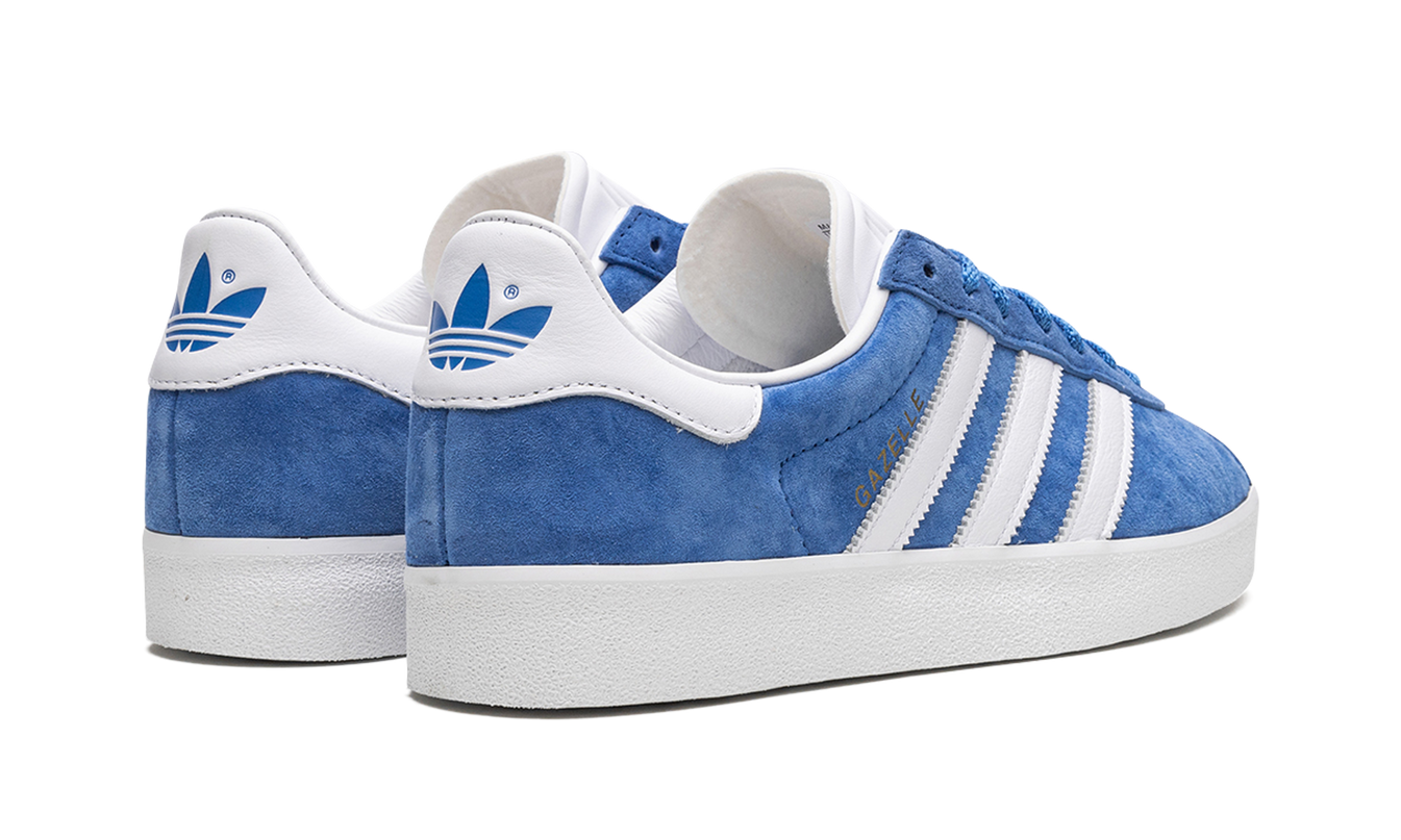 Donkere blauwe Adidas Gazelle 85 schoenen met witte zool en leren bovenkant, stijlvolle sneakers voor heren en dames.