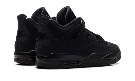Zwarte Air Jordan 4 schoenen "Black Cat 2025" met leren bovenwerk en witte details, gedragen door een model.