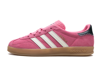 Dames Adidas Gazelle Indoor schoenen in Rose Tone en Collegiate Green, zwart en roze details, schoen met suède afwerking.