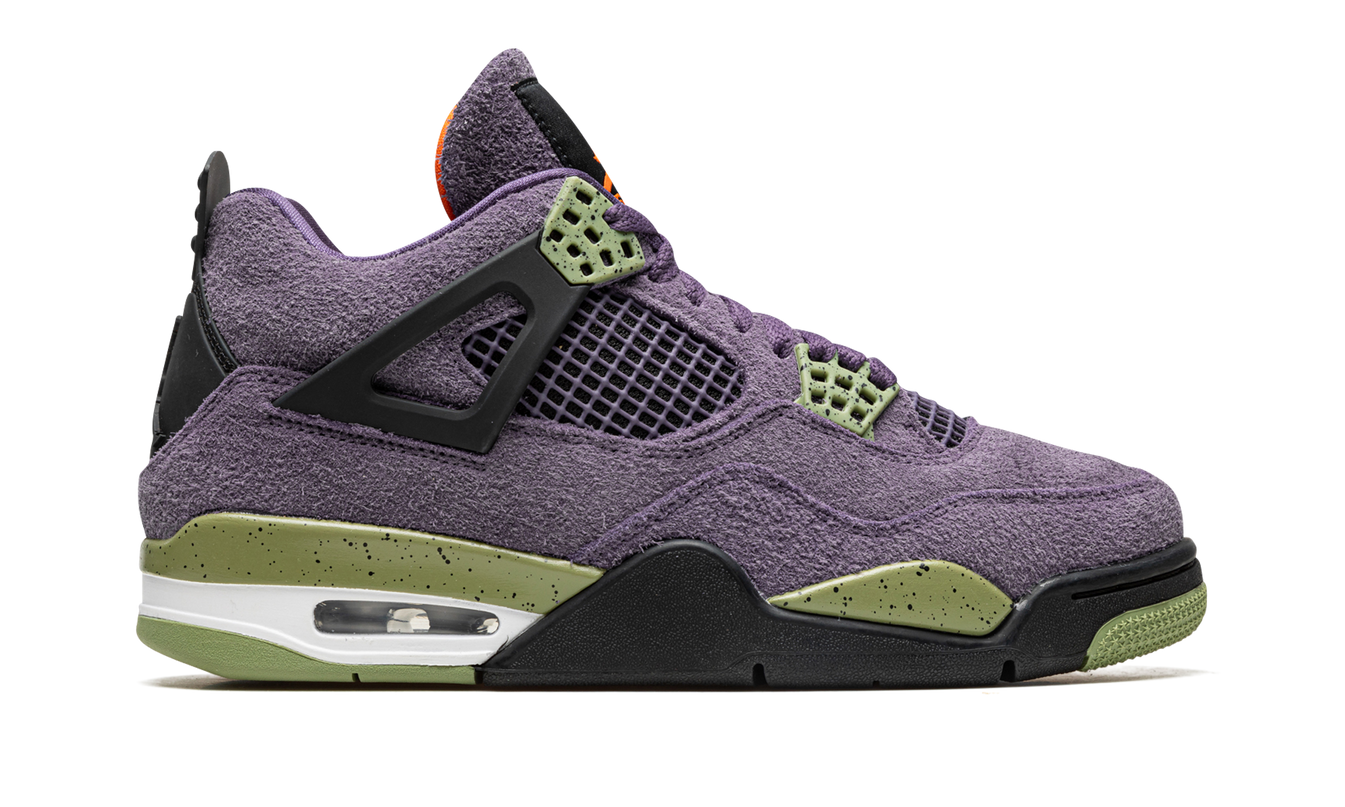 Lichte Air Jordan 4 WMNS schoenen in Canyon Purple met wit en paarse details, zichtbaar in close-up foto.