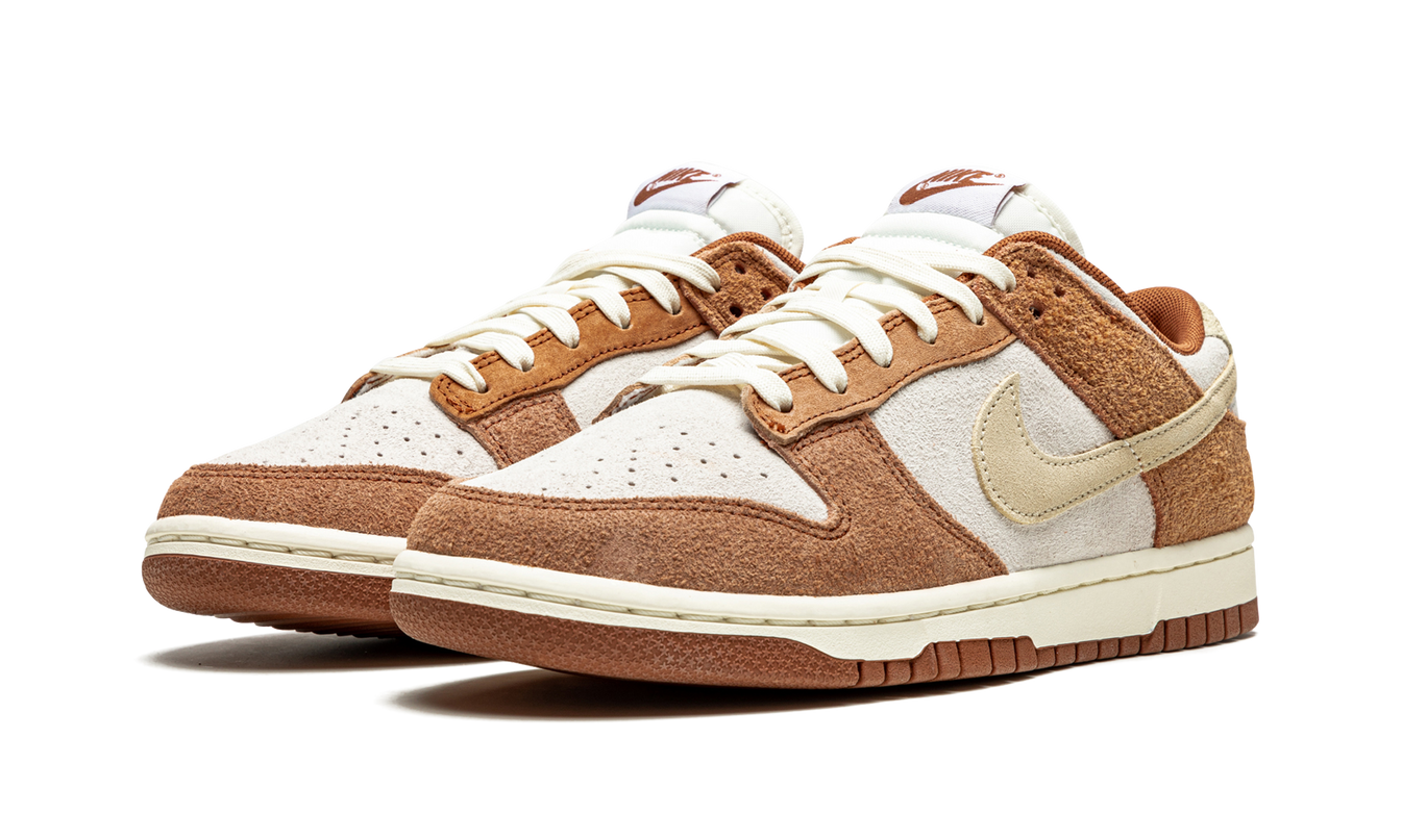 Nike Dunk Low PRM "Medium Curry" schoenen met gele en bruine leren details, zichtbare veters en sportieve stijl