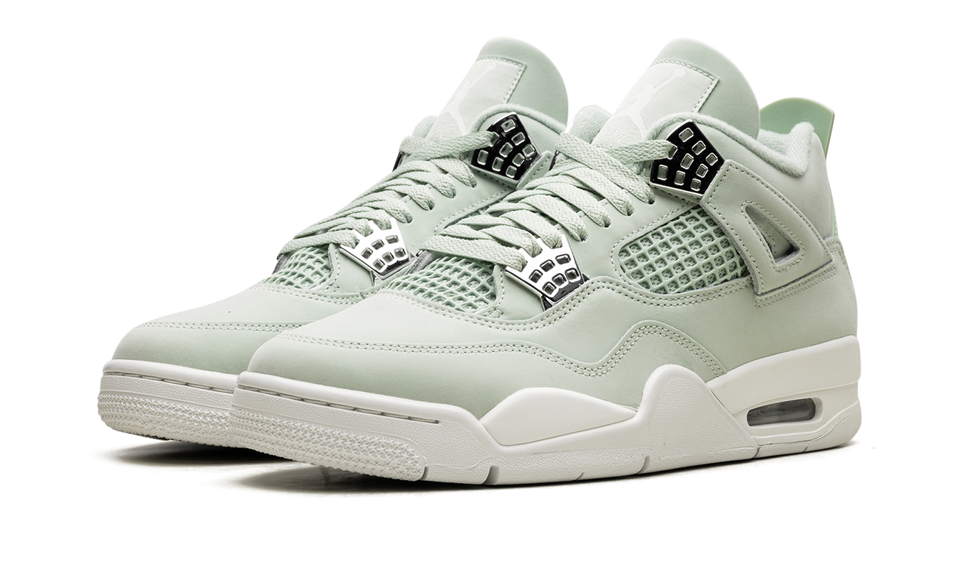 Witte Air Jordan 4 WMNS sneakers met roze en paarse details, dames schoenen van Mijn winkel op een houten vloer.