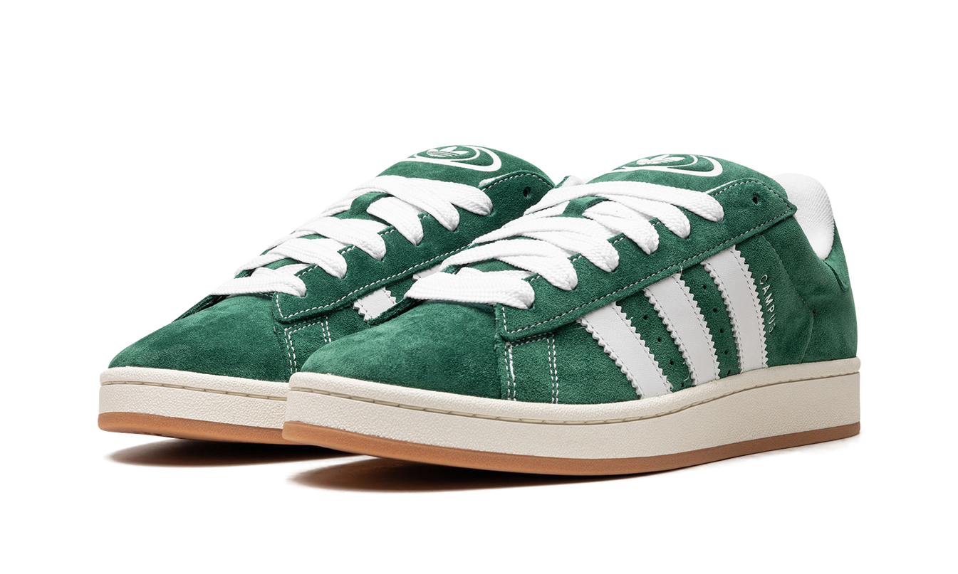 Donkergroene Adidas Campus 00s schoenen met witte zolen en sportieve uitstraling, geschikt voor casual dragen