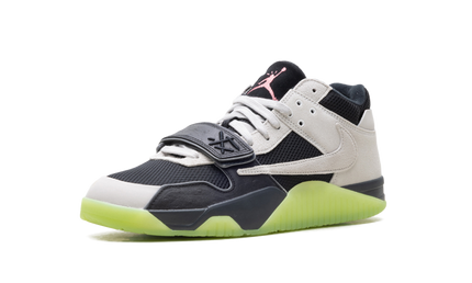 Zwarte en zilveren Jumpman Jack TR Travis Scott x Chase B sneakers met witte details en sportieve uitstraling.