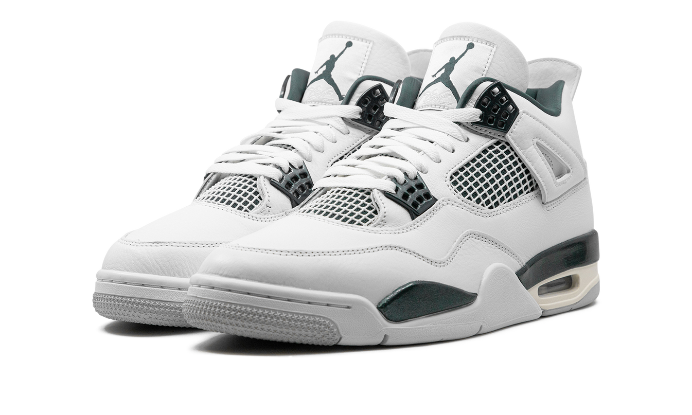 Sneakers Air Jordan 4 "Oxidized Green" van Mijn winkel met groene details en luchtige zool, zicht van de zijkant.