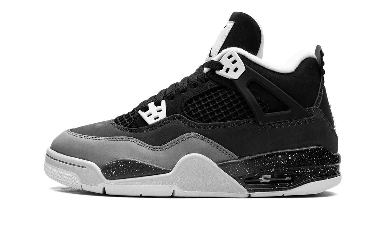 Lichte Air Jordan 4 GS schoenen in zwart en rood met unieke Fear-details, zichtbaar in close-up afbeelding.