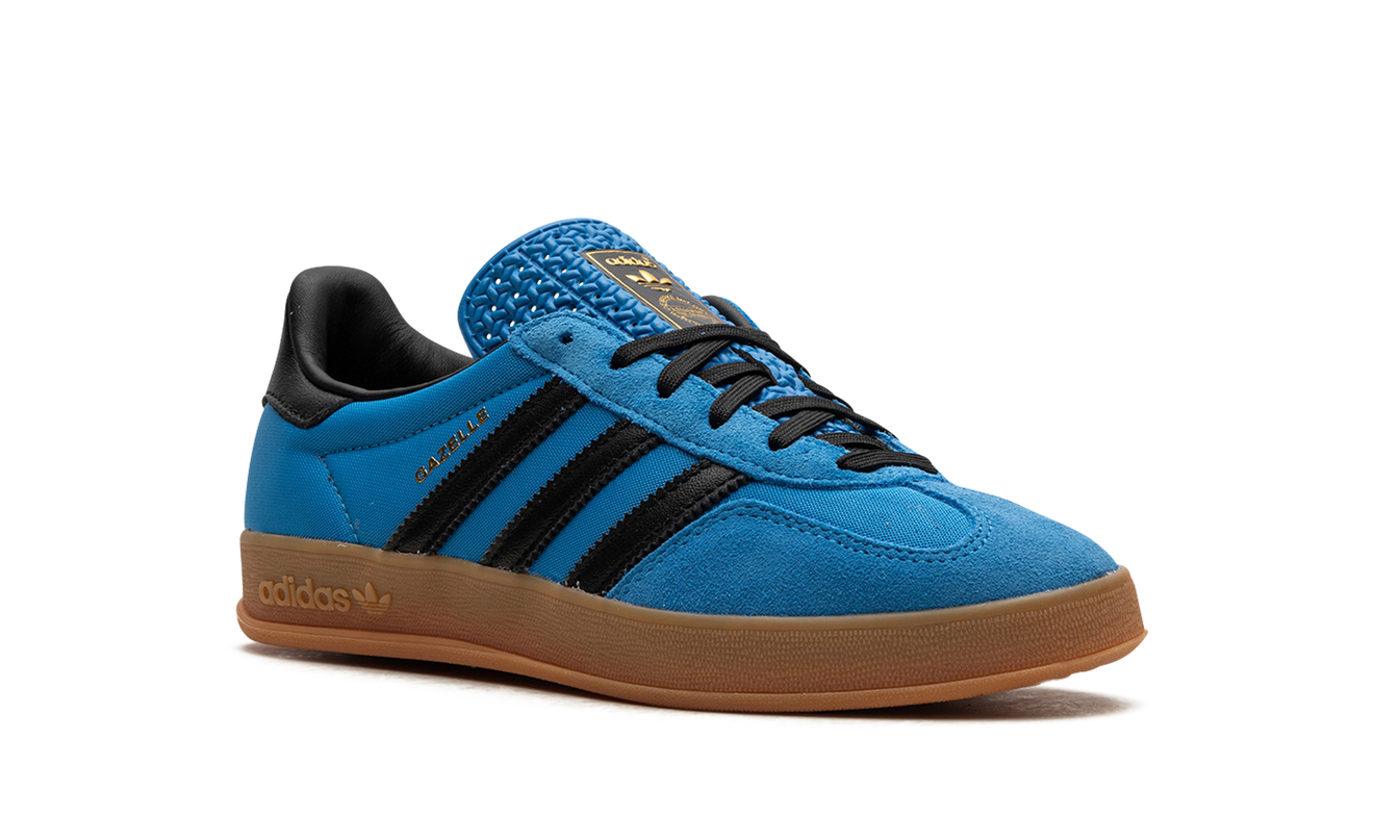 Donkerblauwe Adidas Gazelle Indoor schoenen met witte zool en sportieve uitstraling, geschikt voor binnen sporten.