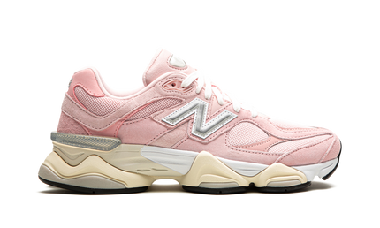 Nieuwe Balance 9060 Crystal Pink schoenen met roze en witte details, stijlvolle sneakers voor dames.